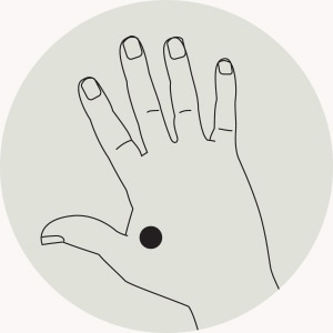 Step 2: 親指と人差し指の付け根の間にあるツボ